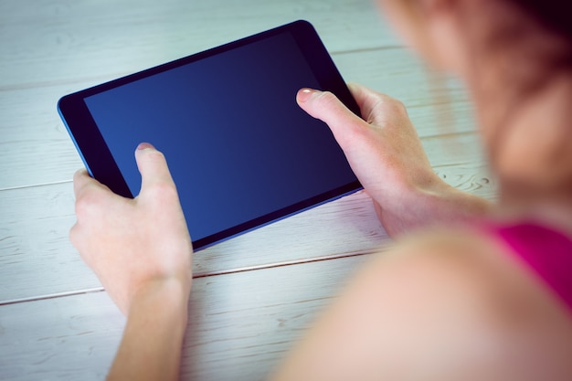 Vrouw die haar tabletpc met behulp van