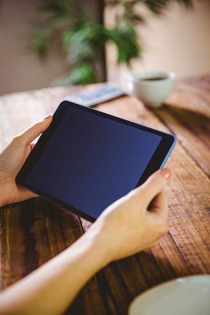 Vrouw die haar tabletpc met behulp van