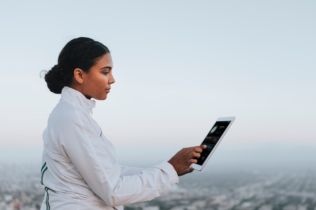 Vrouw die haar telefoon bekijkt