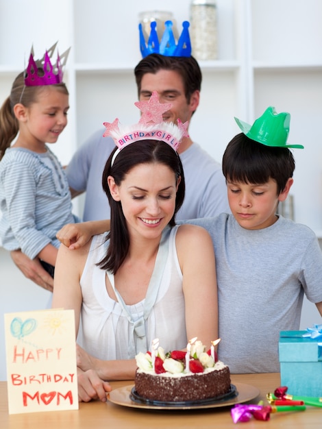 Vrouw die haar verjaardag met haar familie viert