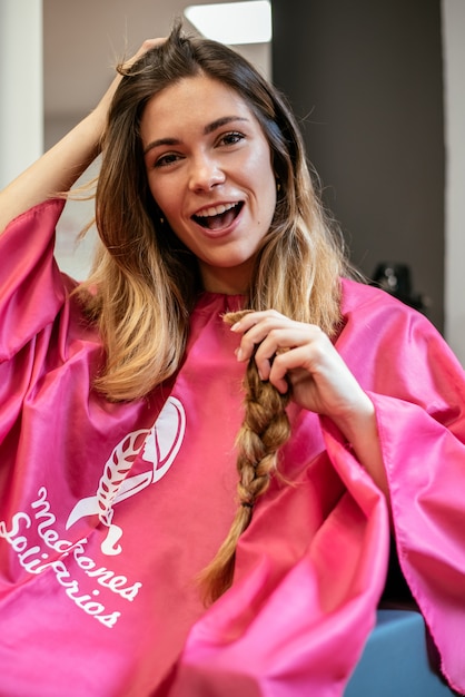 Vrouw die haar voor kanker schenkt