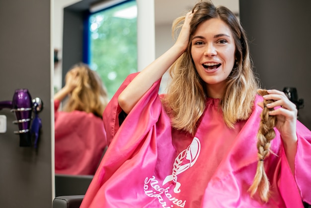 Vrouw die haar voor kanker schenkt