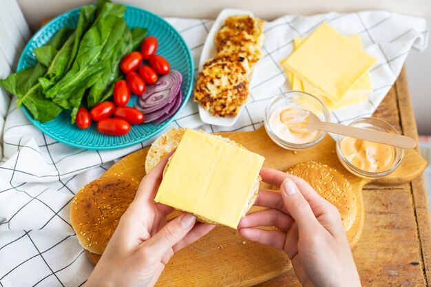 Vrouw die hamburgers maakt