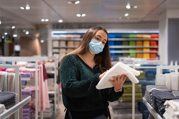 Vrouw die handdoek in winkel kiest