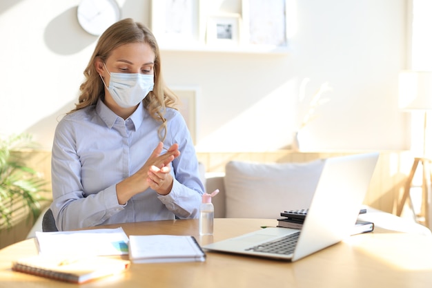 Vrouw die handgel met ontsmettingsmiddel gebruikt. Handhygiëne coronavirus bescherming.