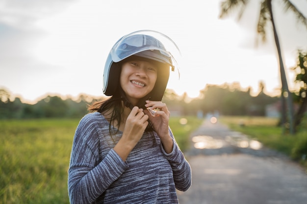 Vrouw die helm draagt