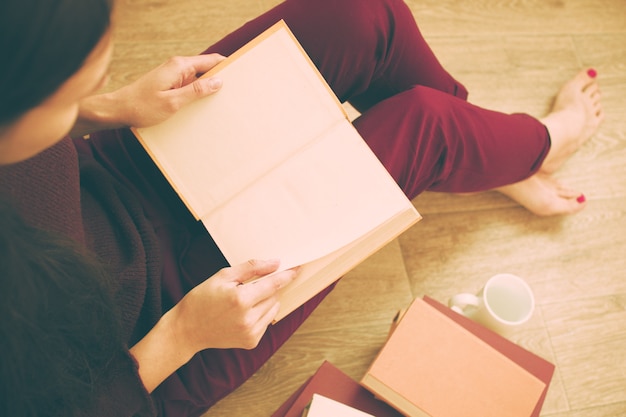 Vrouw die het boek leest