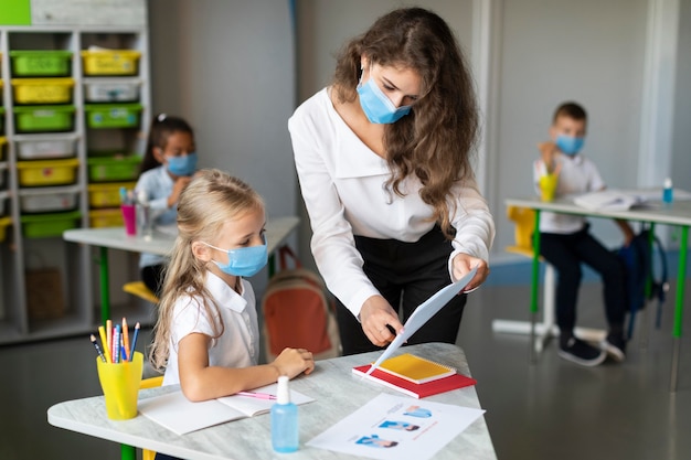 Foto vrouw die het huiswerk van een student controleert