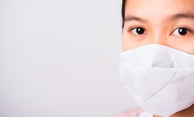 Vrouw die het masker van het beschermingsgezicht draagt tegen coronavirus