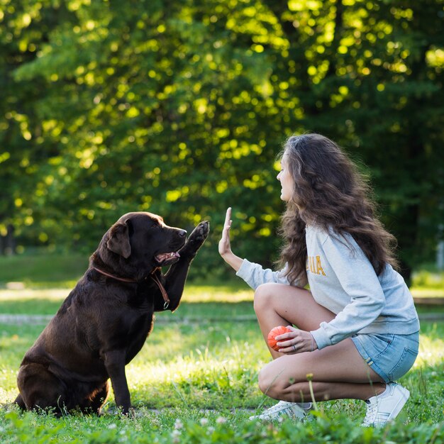 Vrouw die hoge vijf geeft aan haar hond