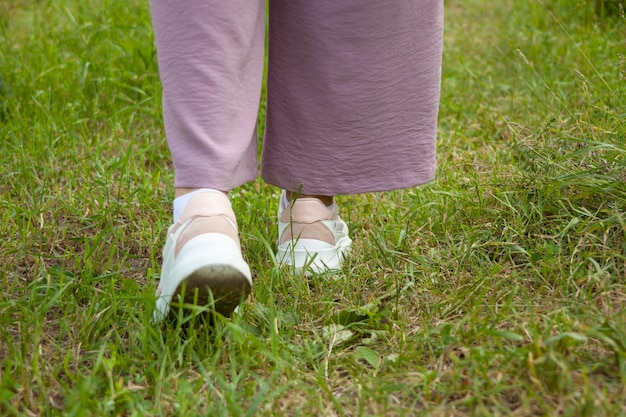 Foto vrouw die in aard loopt.