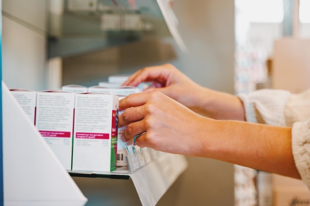 Vrouw die in de apotheek werkt, zoekt het medicijn