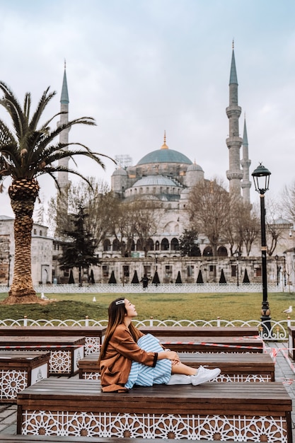 Vrouw die in de Blauwe moskee van Istanboel, Turkije reist