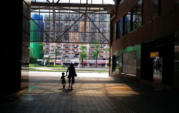 Foto vrouw die in de stad loopt