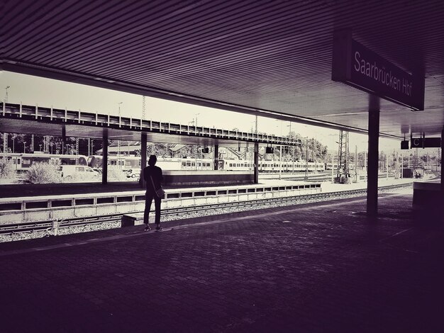 Foto vrouw die in de stad staat.