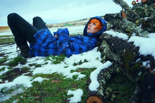 Vrouw die in de winter op het gras ligt