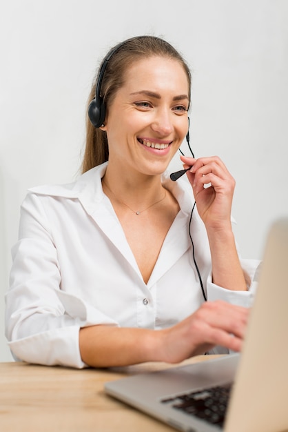 Vrouw die in een callcenter werkt.