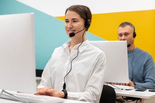 Foto vrouw die in een callcenterkantoor werkt