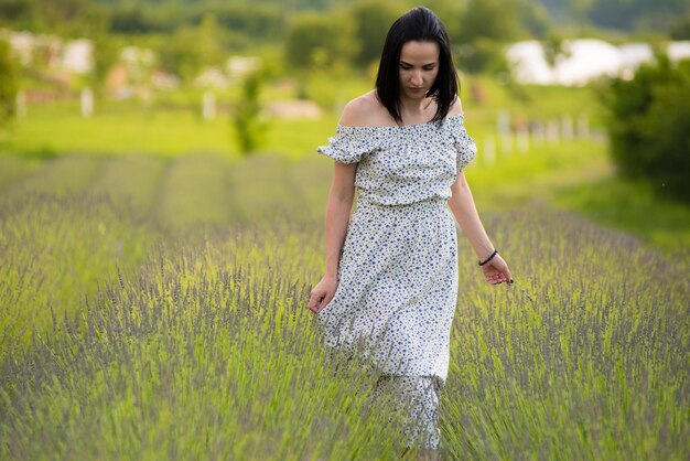 Vrouw die in een gebied van lavendel loopt