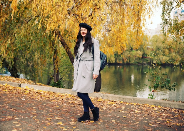 Vrouw die in een herfstpark loopt