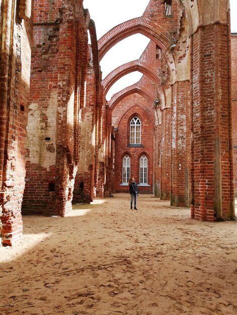 Foto vrouw die in een historisch gebouw loopt