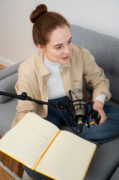 Vrouw die in een microfoon spreekt tijdens een podcast