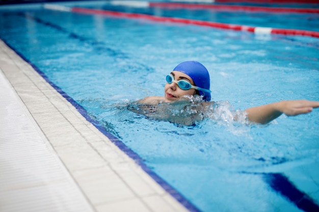 Vrouw die in een pool zwemt