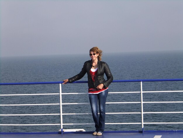 Foto vrouw die in een schip staat op zee tegen de lucht.
