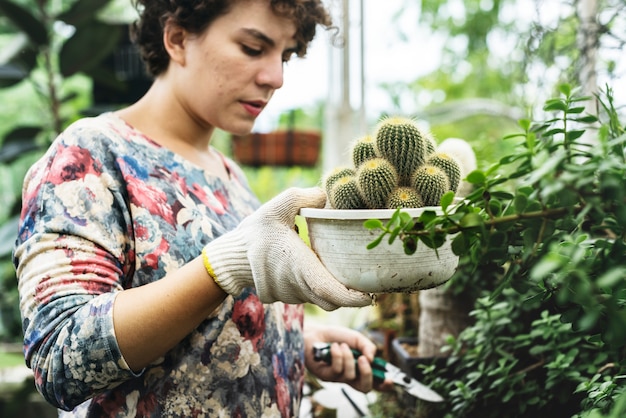 Foto vrouw die in een tuinwinkel werkt