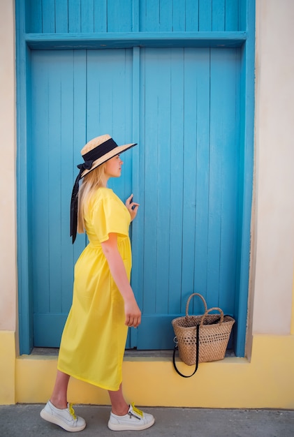 Vrouw die in gele kleding bij de oude stad van Paphos loopt