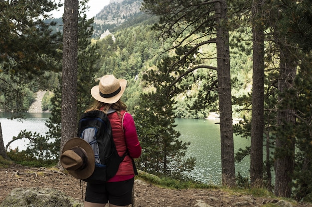 Vrouw die in het nationale park d'aiguestortes wandelt in de Pyreneeën in Spanje