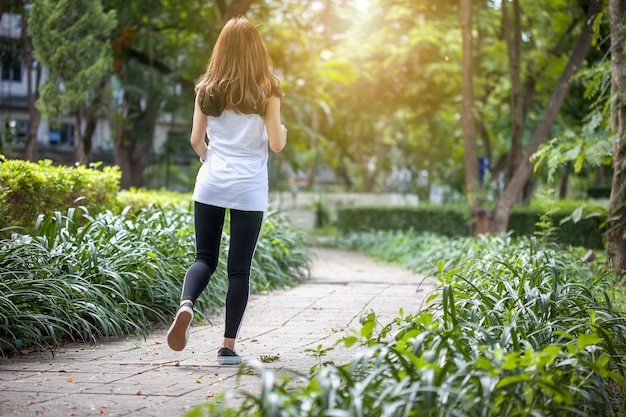 Vrouw die in het park uitoefent.