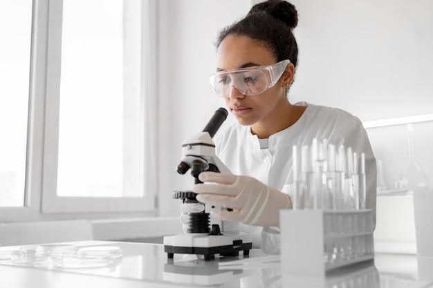 Foto vrouw die in laboratorium experimenten doet