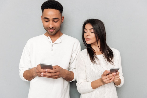 Vrouw die in man telefoon kijkt