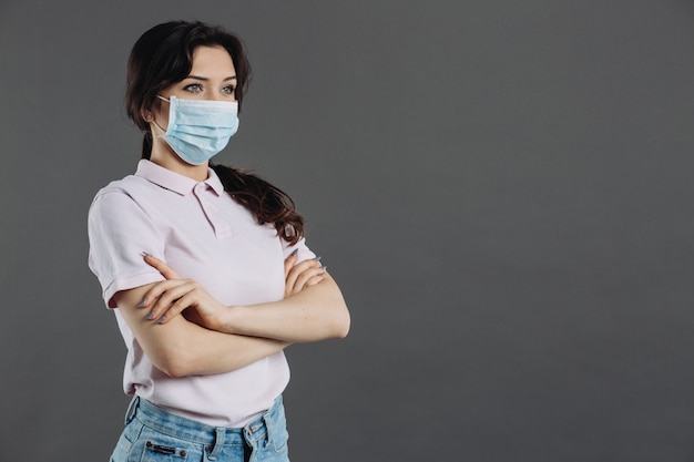 Vrouw die in medisch masker tegen coronavirus beschermt. Woningisolatie en quarantaine.