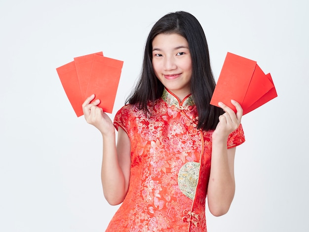 Vrouw die in traditionele Chinese kleding rode envelop houdt