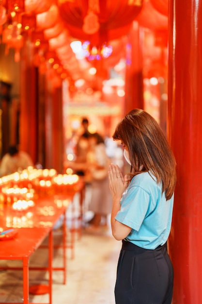 Vrouw die in Wat Mangkorn Kammalawas Leng Nuei Yee reist als Chinese tempel Aziatische reiziger die een bezoek brengt aan de Yaowarat-weg of Chinatown van Bangkok, oriëntatiepunt en populair voor toeristische attracties in Thailand