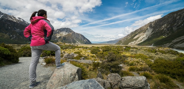 Vrouw die in Wildernislandschap reizen