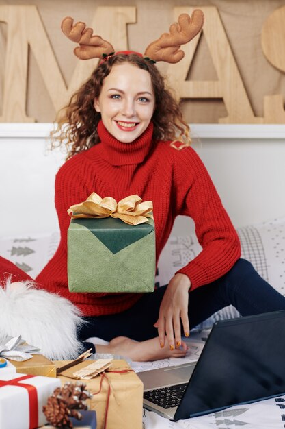 Vrouw die kerstcadeau geeft