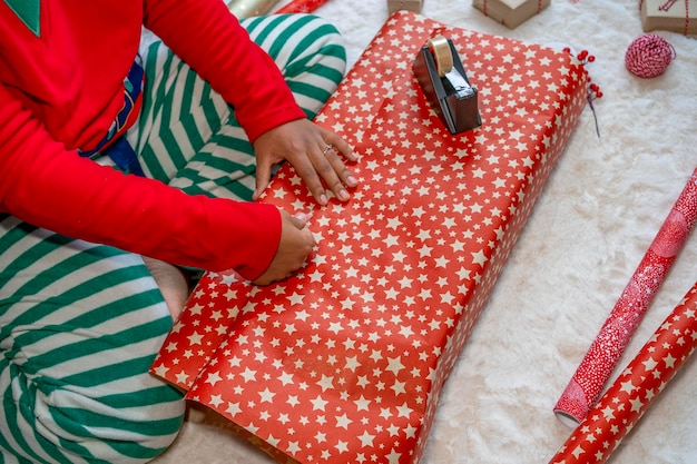 Vrouw die kerstcadeautjes inpakt