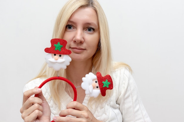 Vrouw die Kerstmis accsessory met kerstmannen houdt