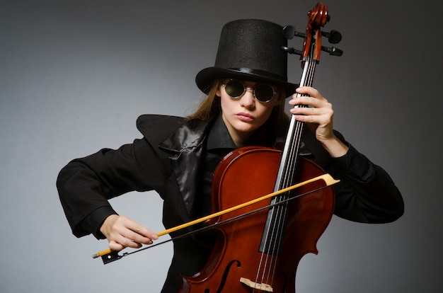 Vrouw die klassieke cello in muziek speelt