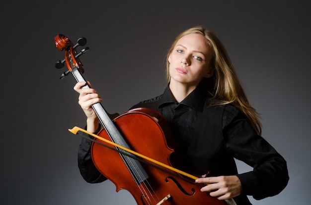 Vrouw die klassieke cello in muziekconcept speelt