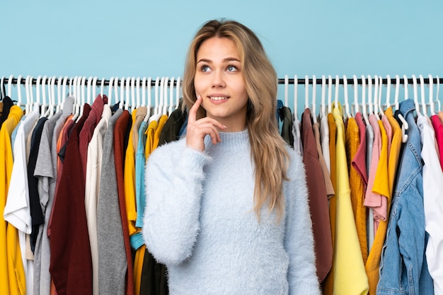 Foto vrouw die kleren koopt