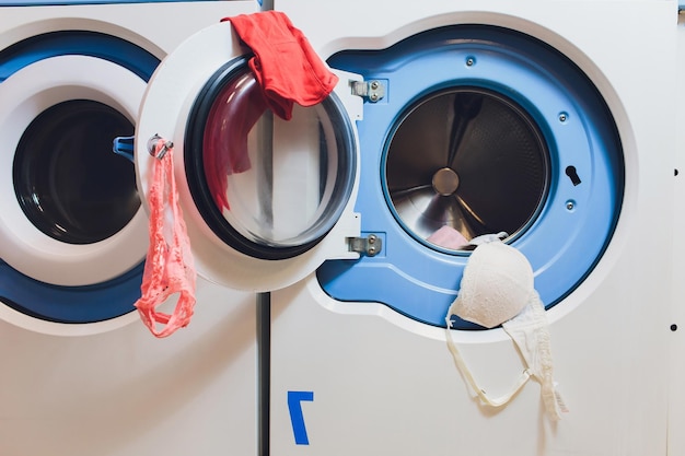 Foto vrouw die kleuren kleding uit de wasmachine haalt