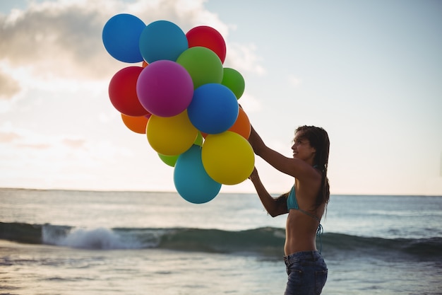 Vrouw die kleurrijke ballon houdt