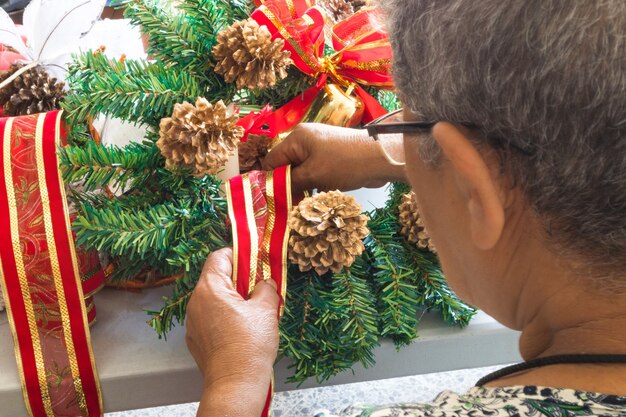 Foto vrouw die knutselt voor kerstmis