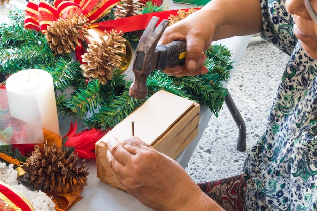 Vrouw die knutselt voor kerstmis