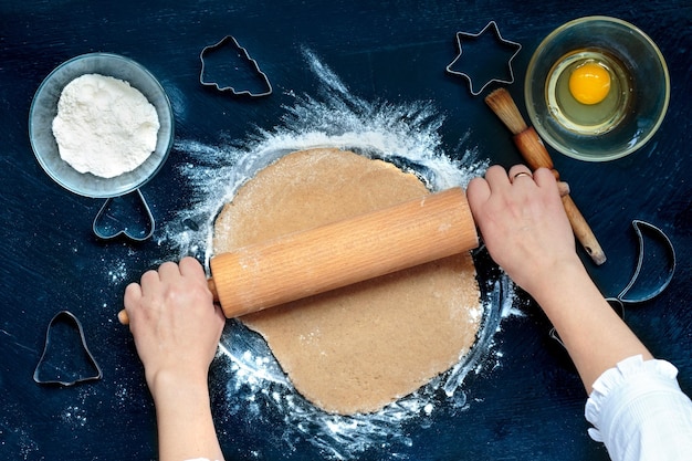 Vrouw die koekjes bakt
