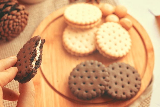 Vrouw die koekjes eet. Vrouw met chocoladekoekje.